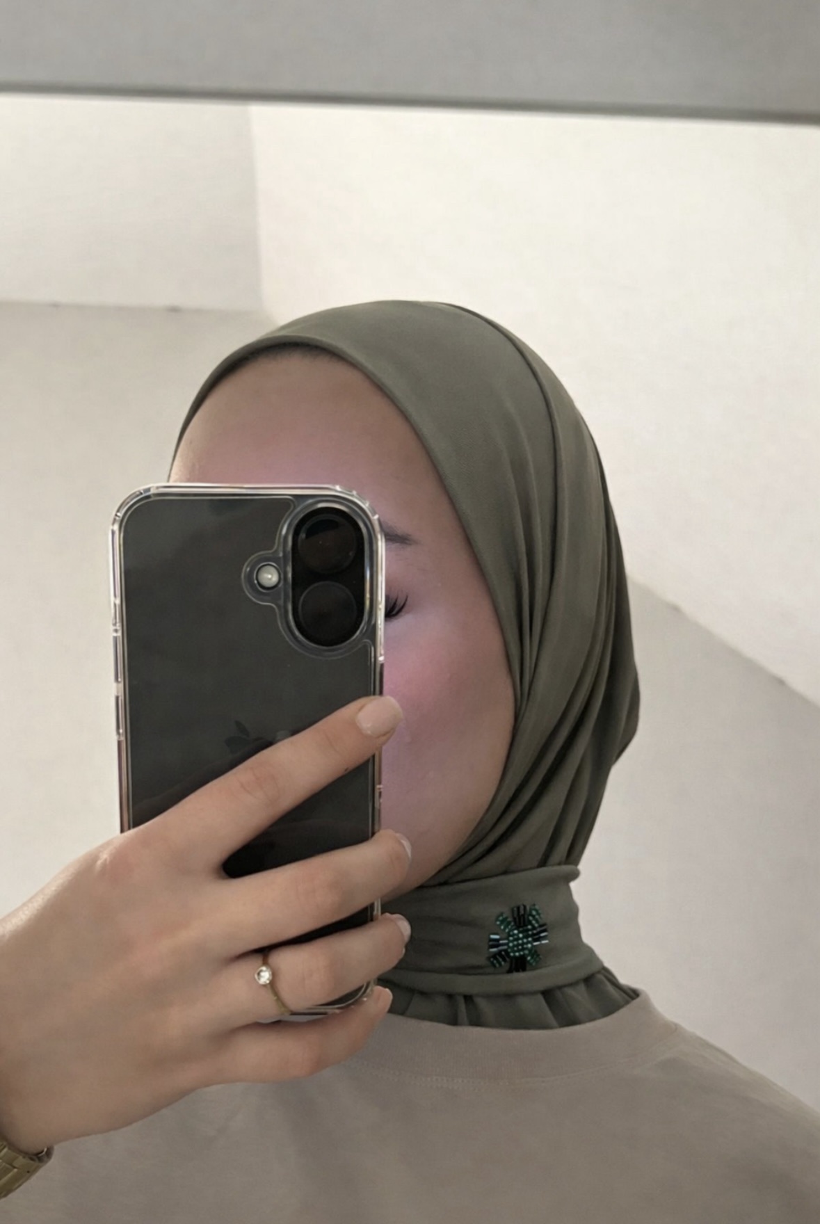 Hijab cagoule à boutons en jersey – Classic Khaki – Image 2