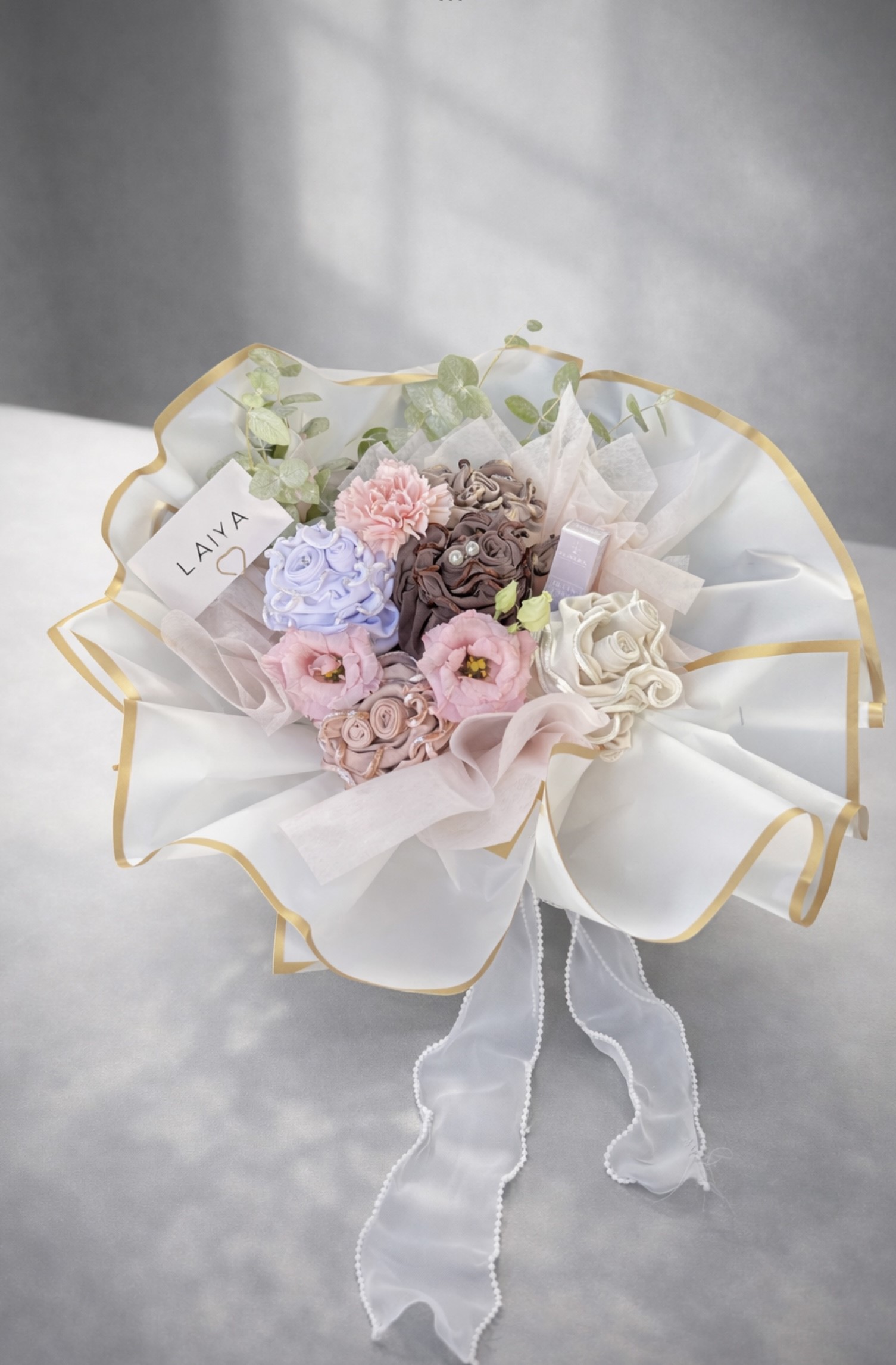 Bouquet Impérial LAIYA : Composition de 5 Hijabs Frisés & Accessoires