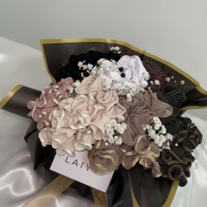 Le Bouquet Prestige Royal : Bouquet de 7 Hijabs Frisés & Finitions Dorées